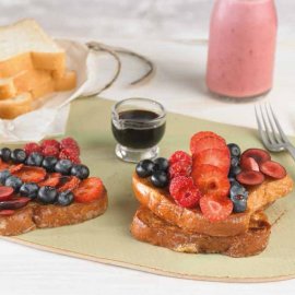 French Toast con Vanilla, Frutos Rojos y Jarabe de Arce.