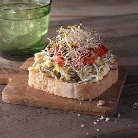 Tostada de Tomate marinado y revuelto de gulas